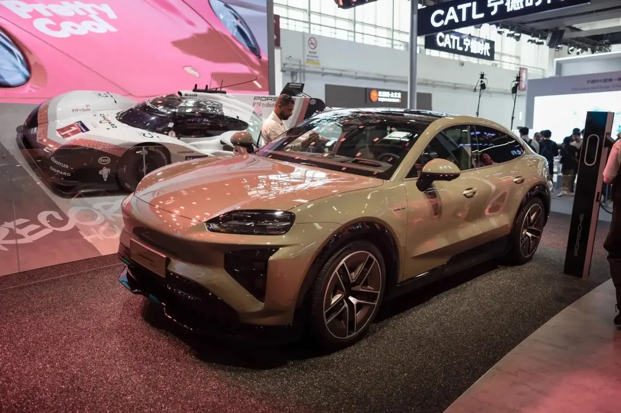 ⚡️ Porsche Cayenne Electric: теперь и в купе-кузове.

На Пекинском автосалоне компания Porsche предс