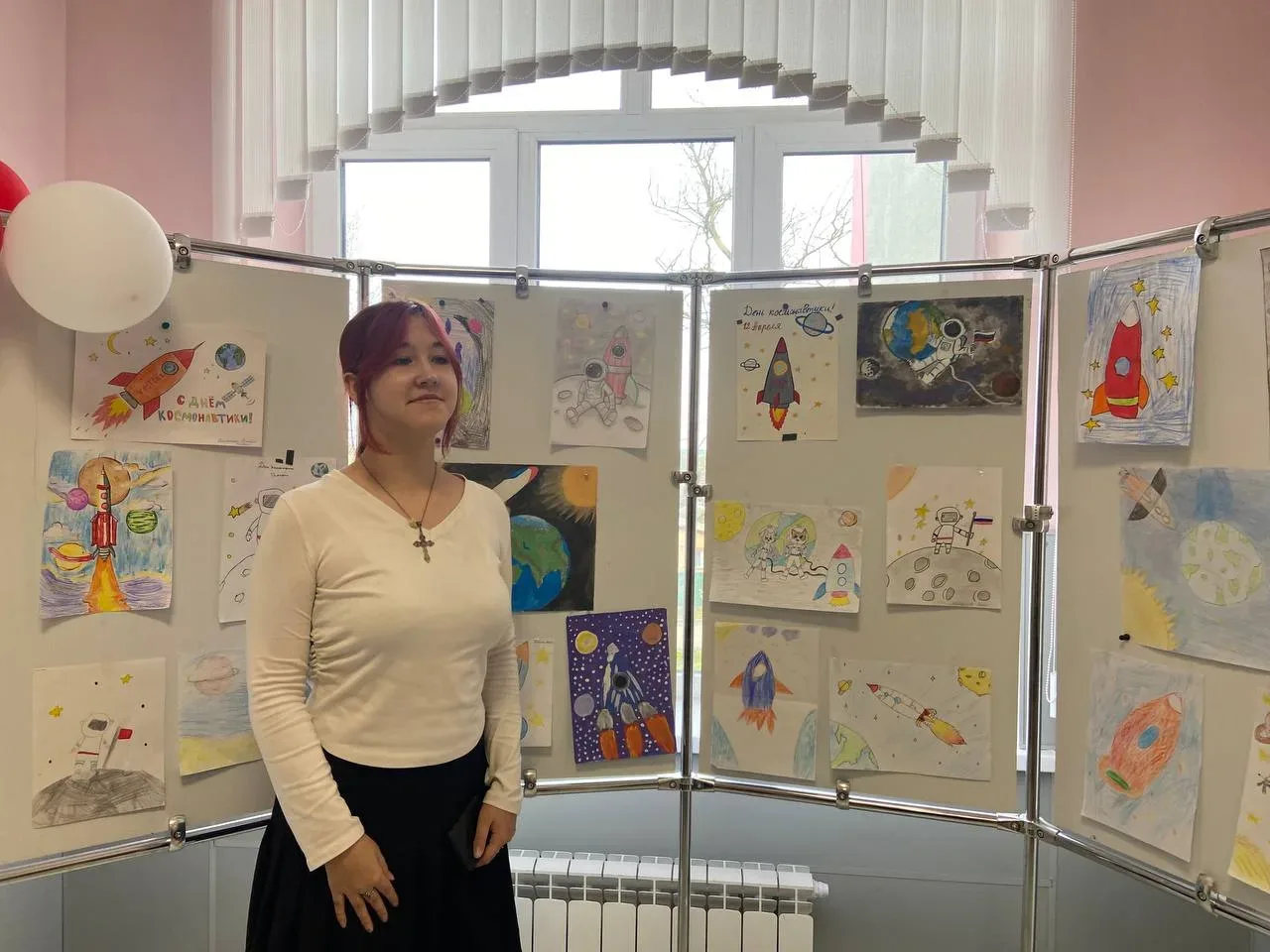 🚀 В нашей школе прошла тематическая выставка рисунков, посвящённая Дню космонавтики!

Юные художник