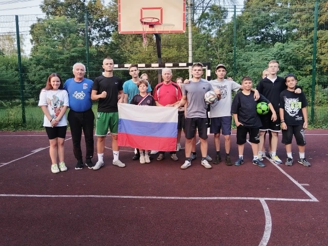 🇷🇺 В честь празднования Дня государственного флага Российской Федерации учитель физич...