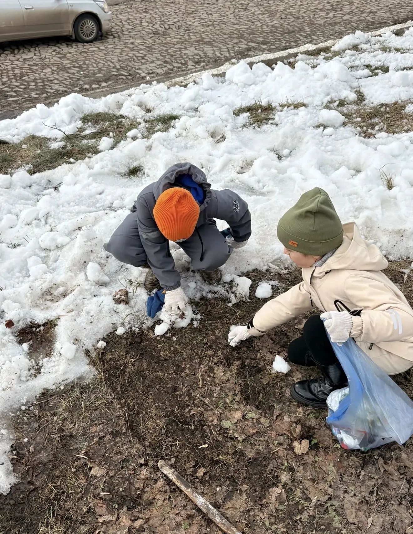 Маленькие Орлята 2 «Б» класса приняли активное участие в общегородском субботнике! 🌿  Особенно симво