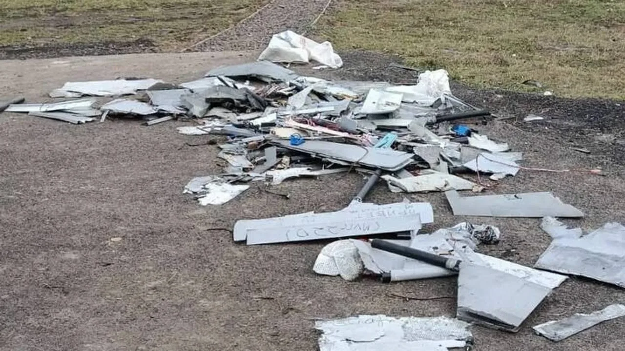 ❗️Жителей Таганрога эвакуируют после атаки БПЛА

Возле места падения обломков продолжают работать оп
