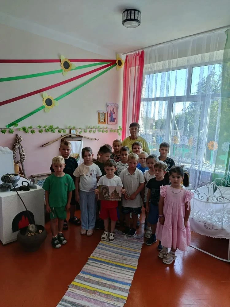 Сегодня с детьми старшей группы была проведена беседа, посвящённая Дню Казанской иконы Божией Матери