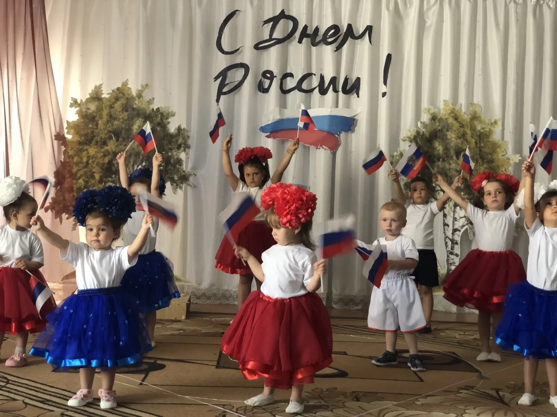 В завершение тематической недели, посвящённой Дню России, воспитанники Ульяновского ясли-сада «Ромаш