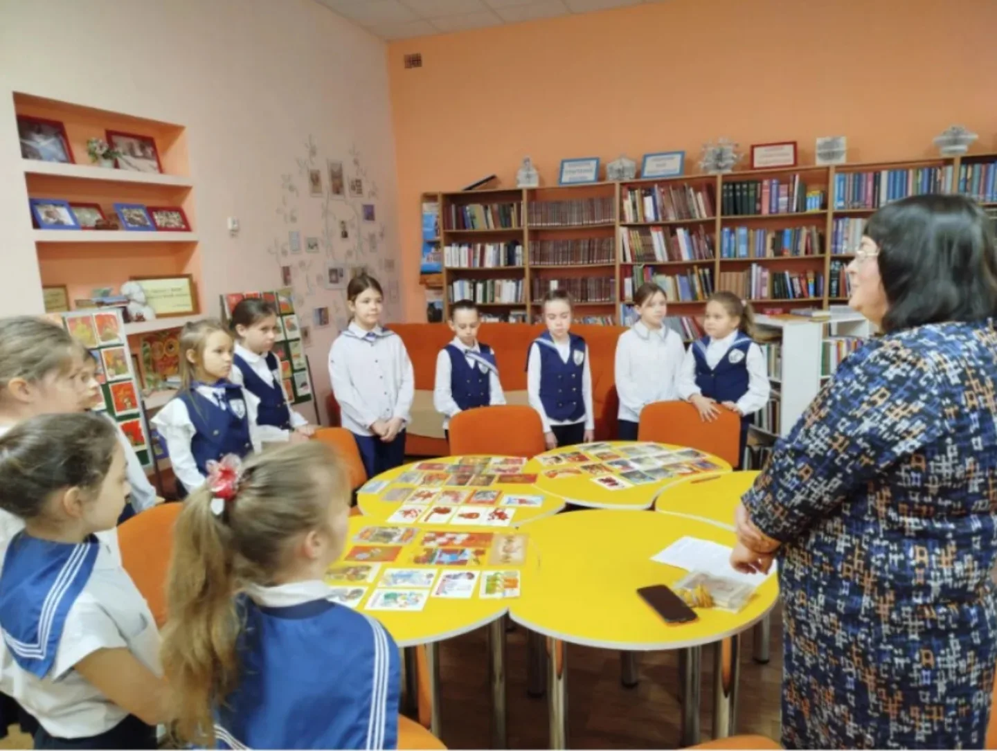 ✨ Путешествие в прошлое: выставка открыток советского периода ✨  23 марта в нашей школьной библиотек