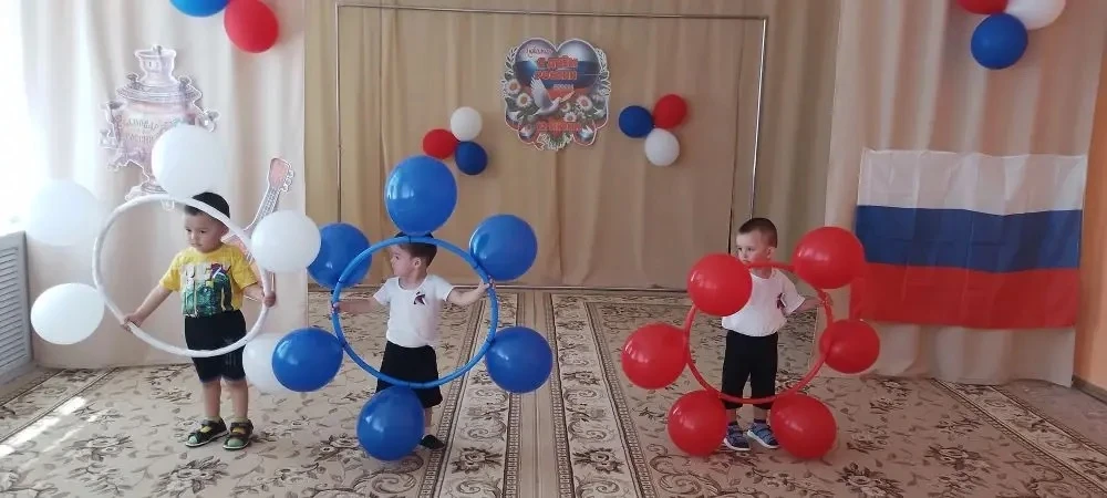 🇷🇺 Маленькие сердечки большой страны: как наша младшая группа встретила День России!

Для наших ма