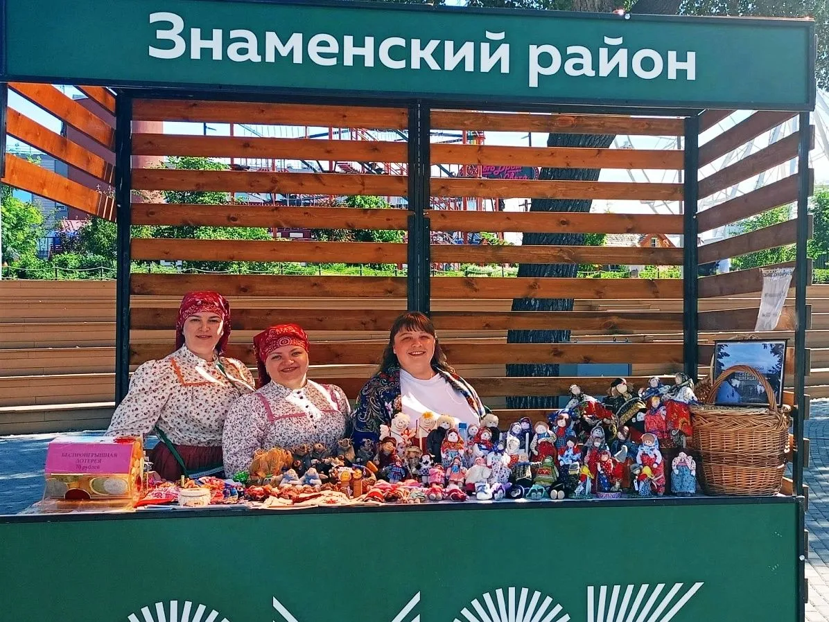 В Омске на территории паркового пространства «Зеленый остров» знаменские работники культуры приняли 