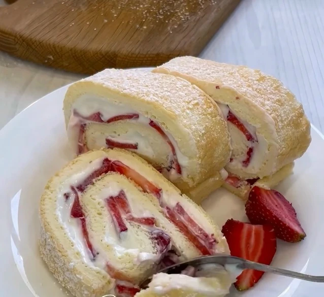 🍓 ПП-рулет с клубникой из бисквита — нежный и лёгкий десерт