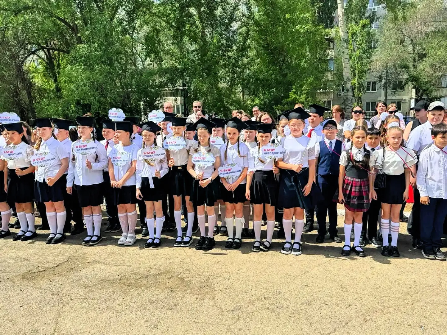 🔔 Маленькие, но такие важные шаги!  Сегодня в нашей школе прошёл трогательный праздник — «Последний 