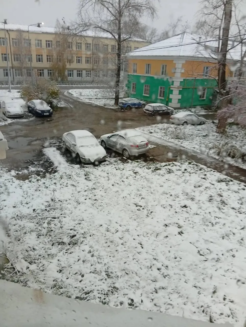 В соседней Свердловской области выпал первый снег, и улицы примеряют зимний наряд.