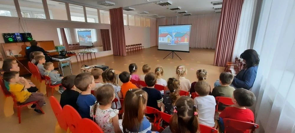 В преддверии праздника Дня космонавтики дети младшей  и средней групп посетили интеракт...