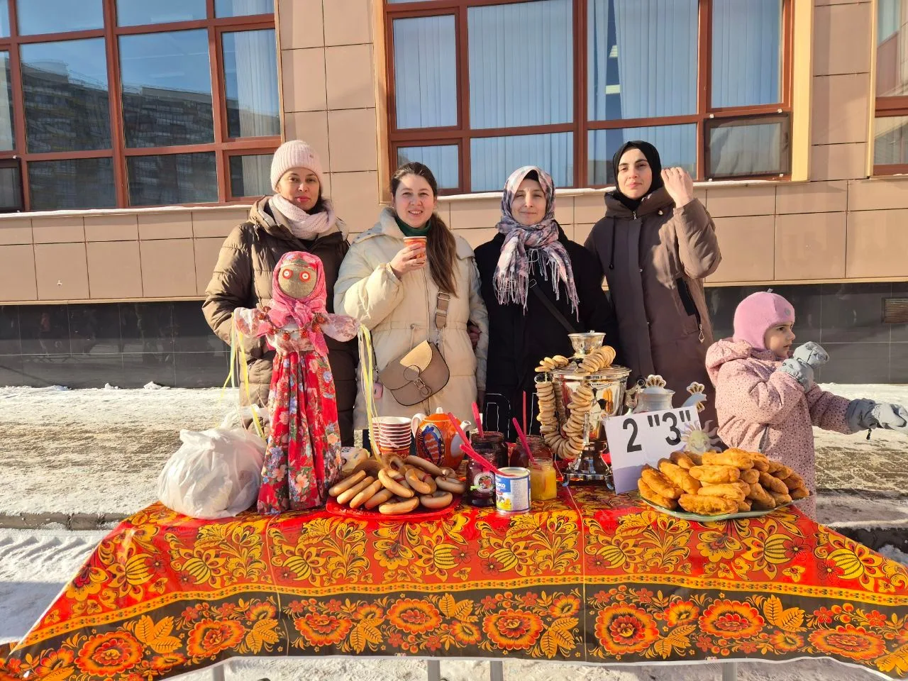 Как мы Зиму провожали!  В нашей школе сегодня пахло блинами и весной! Ученики начальной школы провод