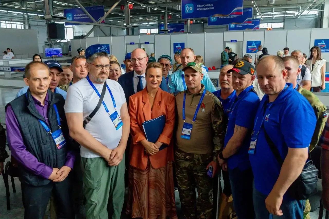 Дмитрий Чернышенко и Анна Цивилева на площадке чемпионата по профессиональному мастерст...