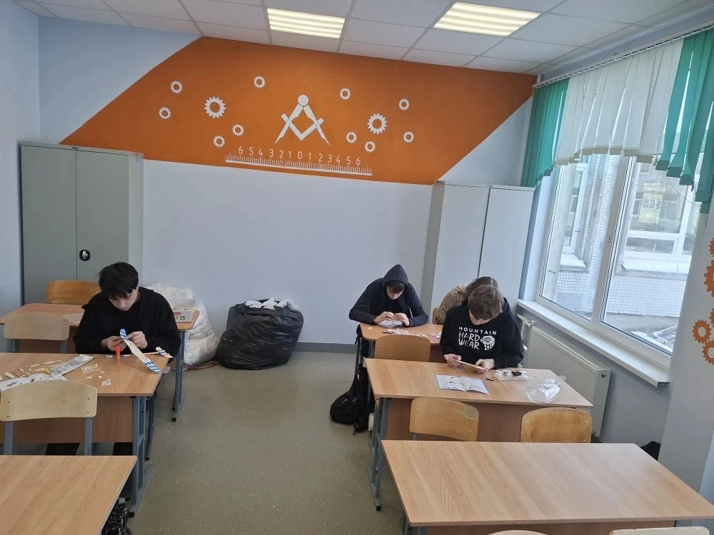 В рамках изучения блока "Робототехники"ученики 8 а и б классов создавали модели роботов и проверяли 