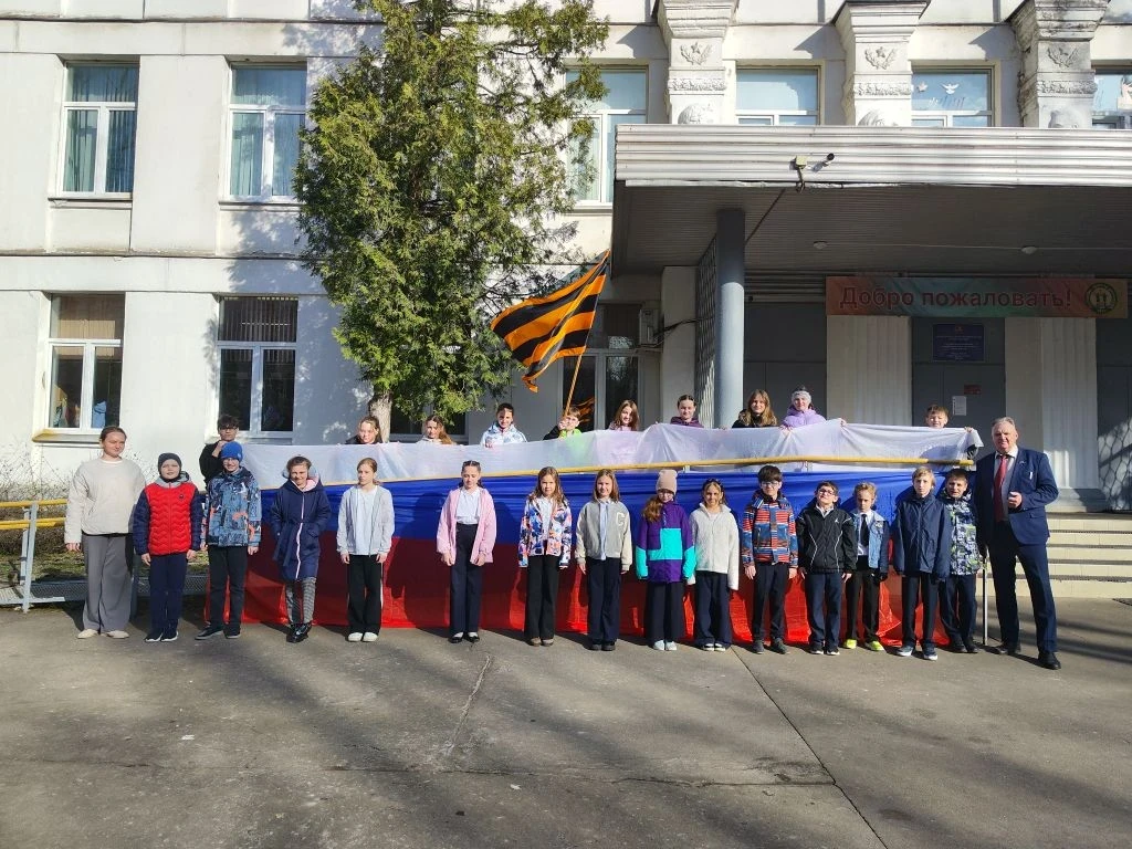 🚩 10 лет на страже порядка   🇷🇺 Сегодня, в день 10-летия образования Росгвардии России наши школьник