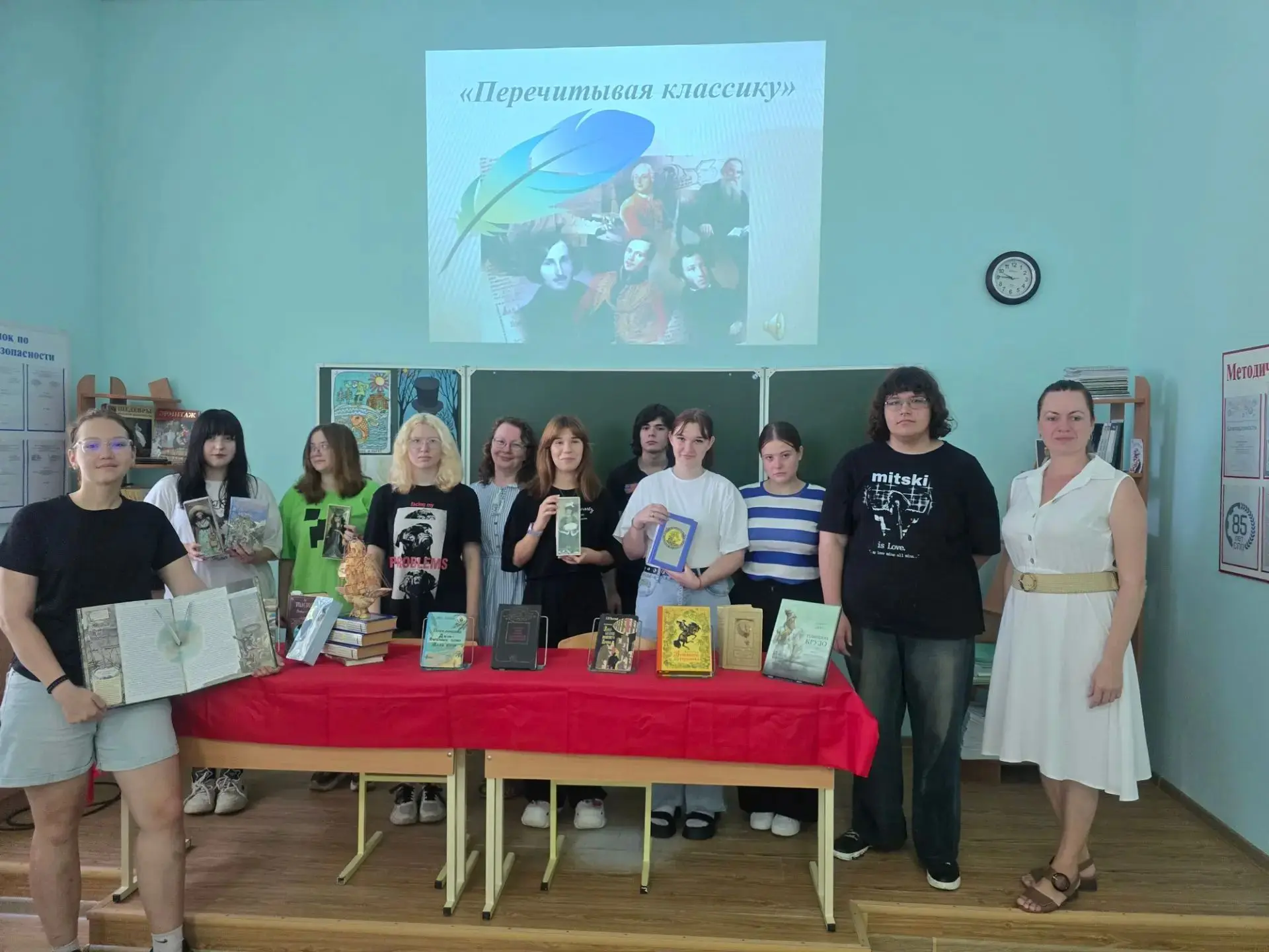 📚 Лето - лучшее время для чтения книг! Когда не нужно учить уроки, можно с головой погрузиться в кн