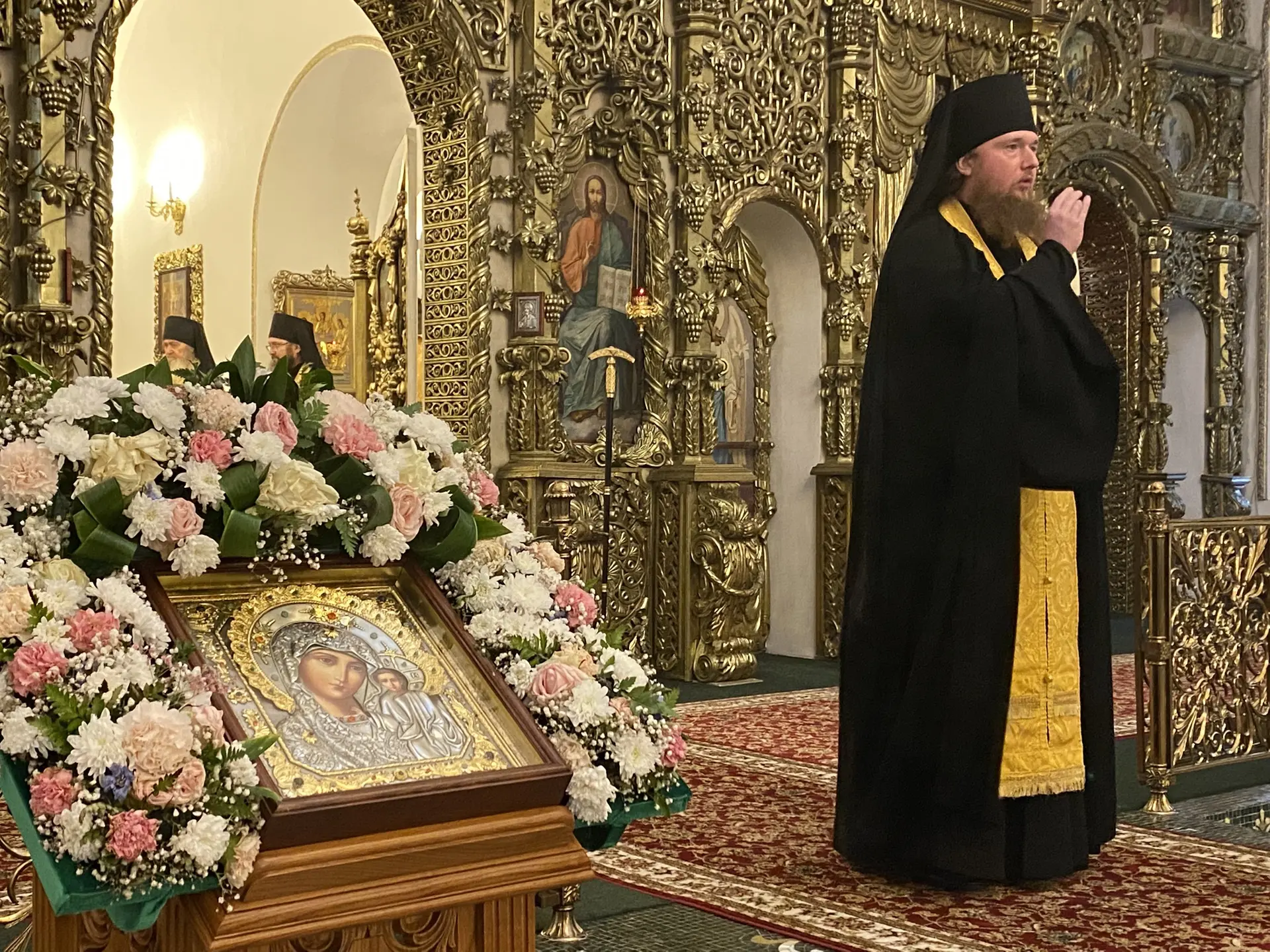 В субботний вечер под сводами Троицкого собора Раифского монастыря совершилось Всенощно...