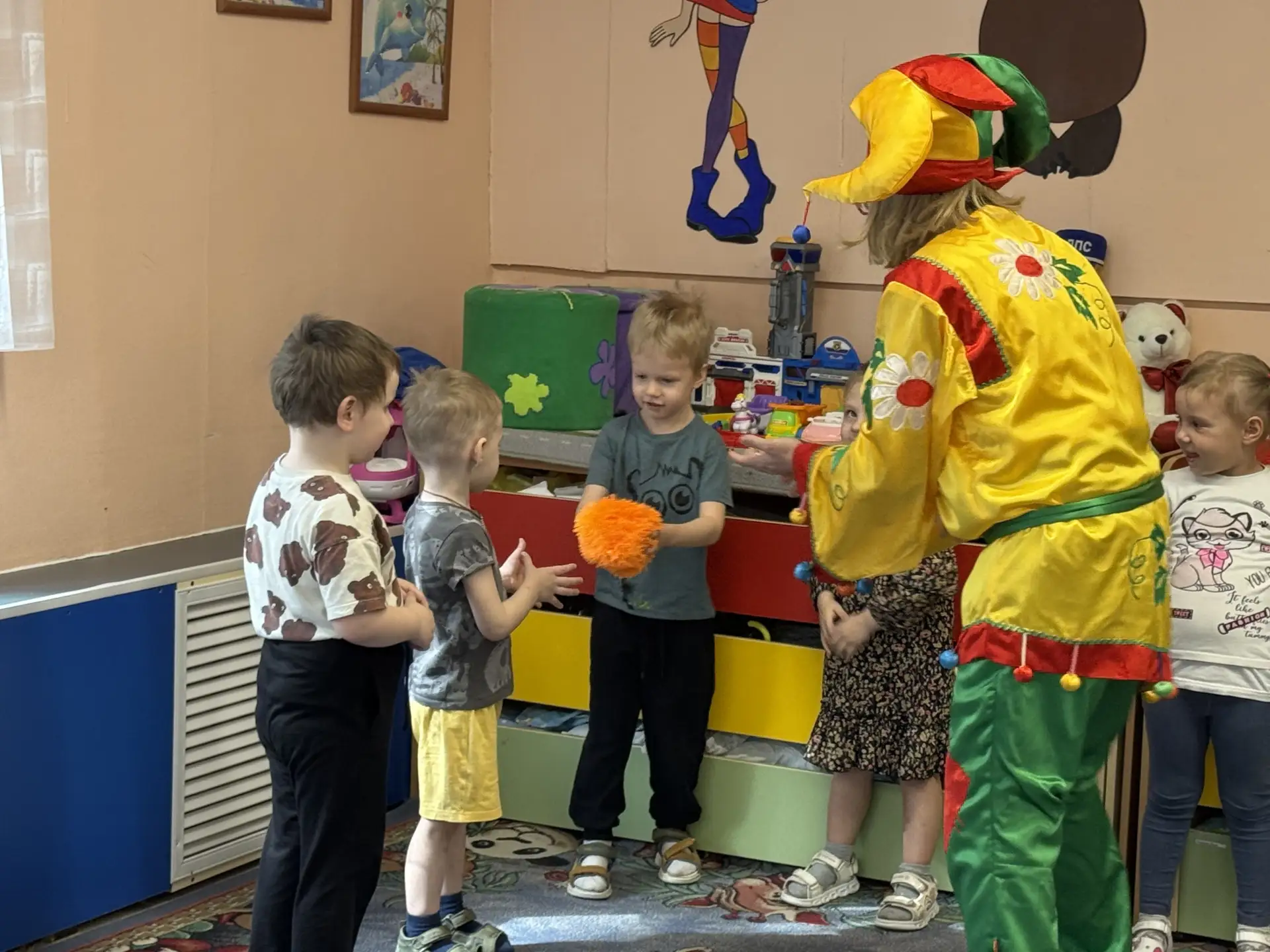 Каникулы? Не слышали! 🤣  📣 Пока в школьных зданиях было непривычно тихо и спокойно, в дошкольном отд