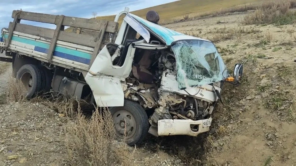 Водитель Nissan погиб после столкновения с грузовиком в Иволгинском районе