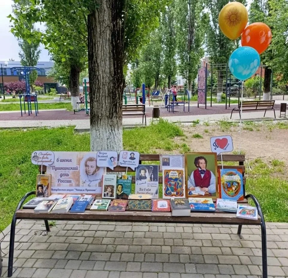 📜🖋📖 В преддверии Пушкинского дня сотрудники центральной городской библиотеки им. Лер...