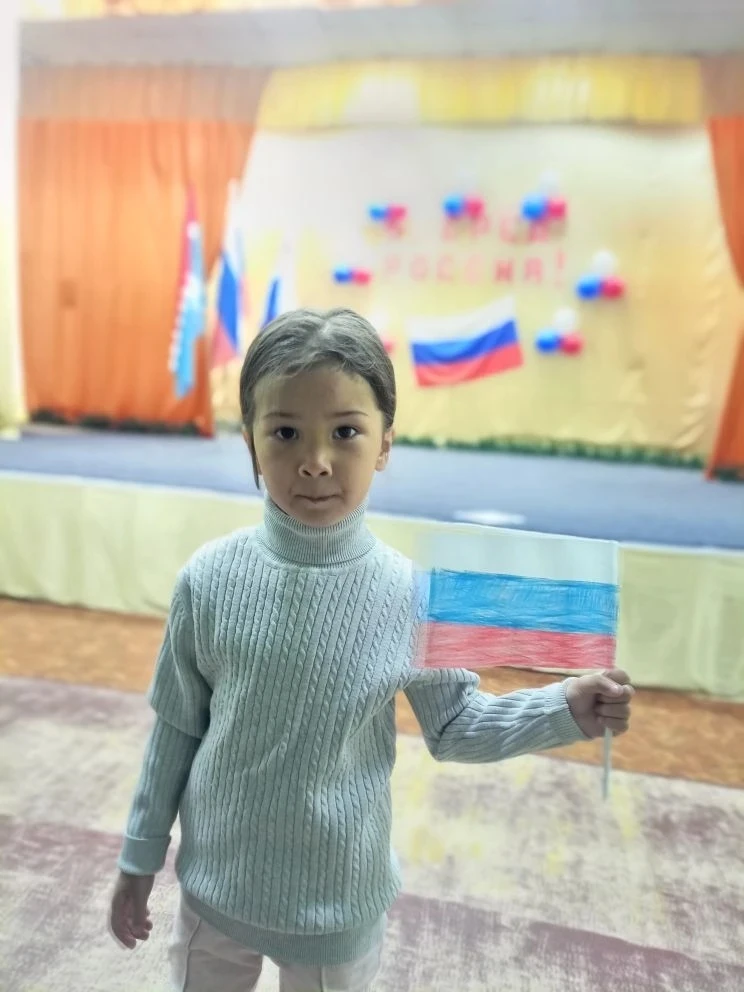 "Ты, моя Россия-, ты всего дороже,
До чего на маму ты мою похожа!"