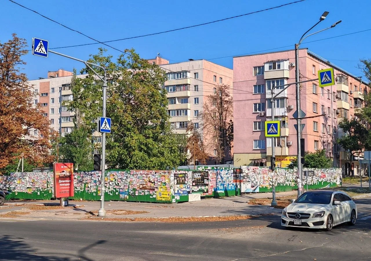 Весь город засрали объявлениями)