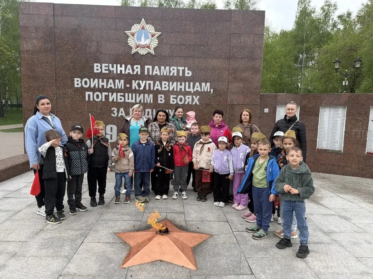 Цветы памяти: дошколята почтили подвиг героев   Накануне Дня Победы  состоялись тематические занятия
