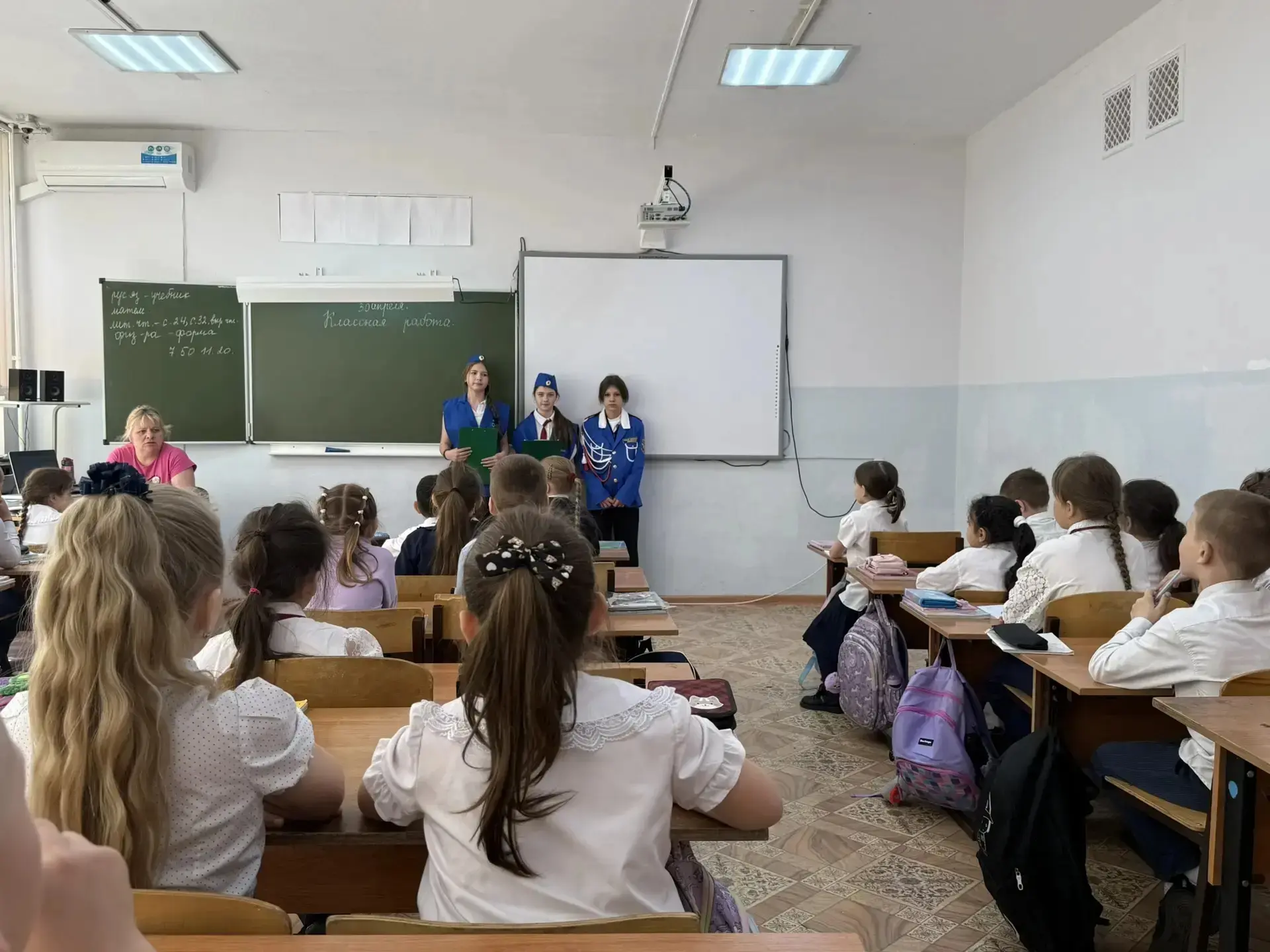 ✨В рамках Декады дорожной безопасности в нашей школе прошли «минутки безопасности».  Активисты отряд
