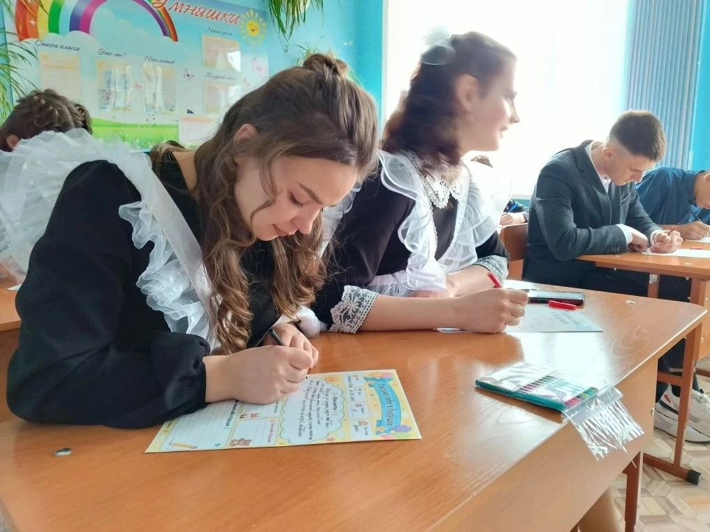Перед "Последнем звонком" в нашей школе прошла акция «Письмо себе в будущее», в которой...