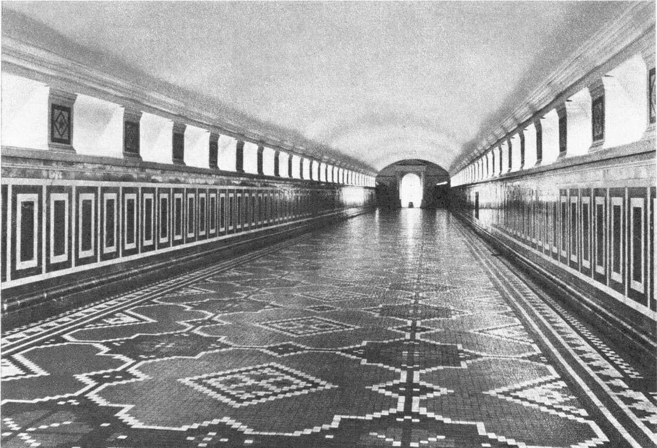 Детали Московского метро. Гостеприимный мозаичный ковёр в переходе с радиальной на коль...