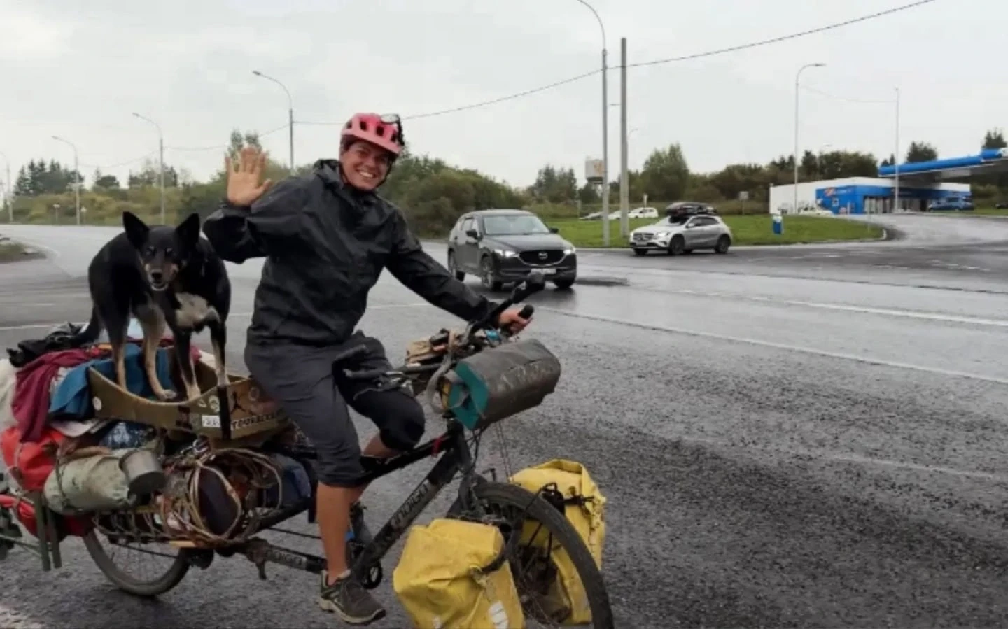 Через Ачинск проехала путешественница из Испании 🚲