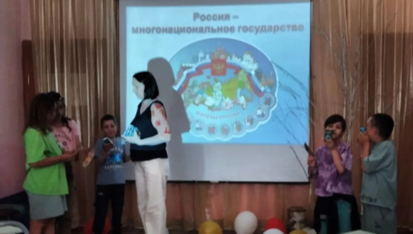 В преддверии Дня России, в нашем пришкольном лагере "Колокольчик"совместно с сельской библиотекой п.