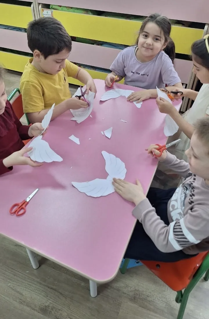 Конструирование на тему : "Белые голуби - символ Мира и добра"