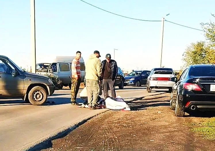 На выезде из города в районе поворота на мясокомбинат ДТП с участием мопедиста.