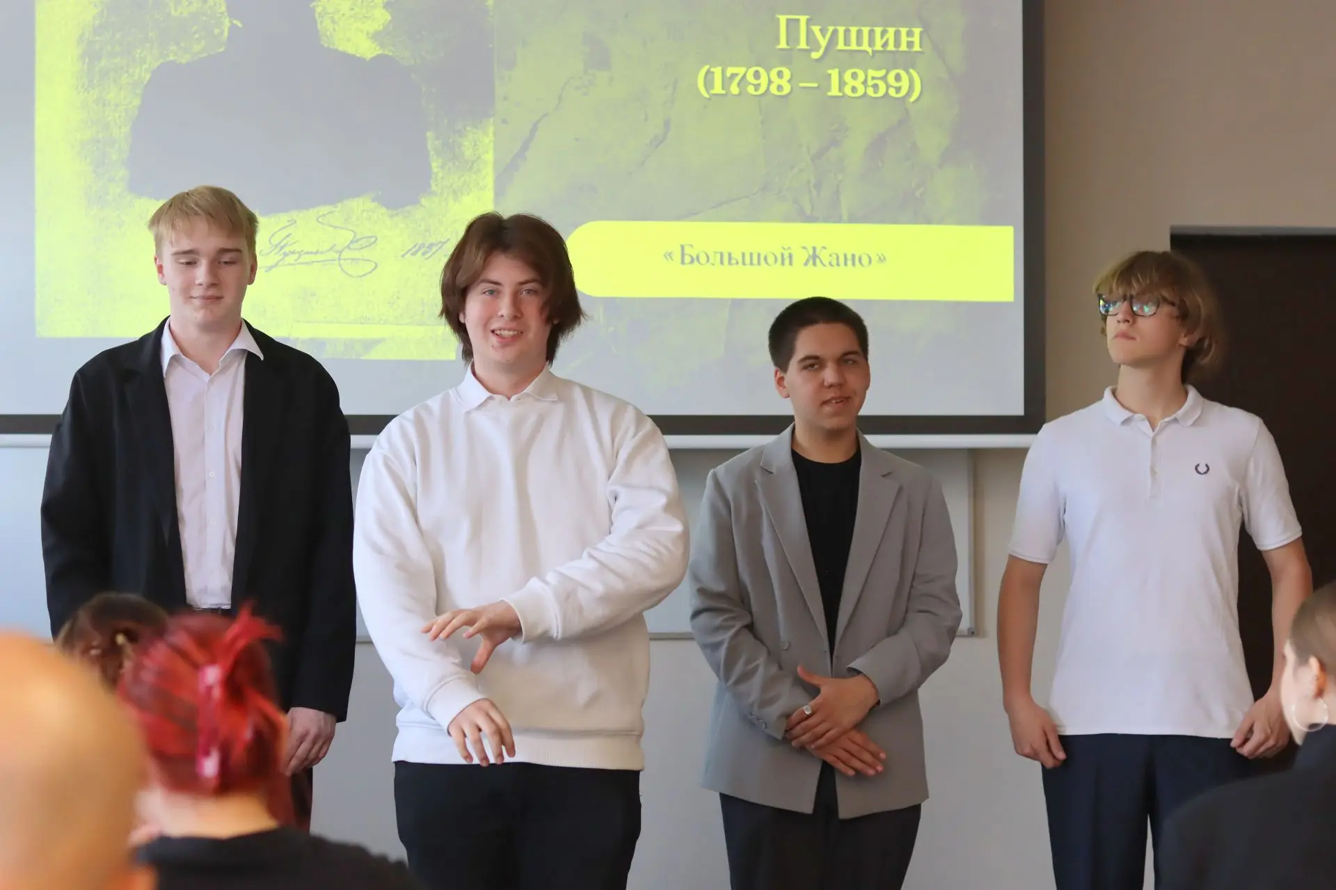 Пушкин жив! ☀✍

«На дворе было 6 июня 1799 года, солнце заходило, еще не зная о том, что у него появ