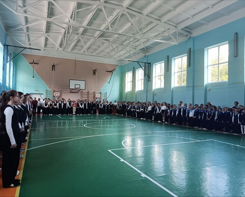 🇷🇺 В ГБОУ ЛНР «БЕЛОВОДСКАЯ СШ №1» ПРОШЛА ЕЖЕНЕДЕЛЬНАЯ ОБЩЕШКОЛЬНАЯ ЛИНЕЙКА