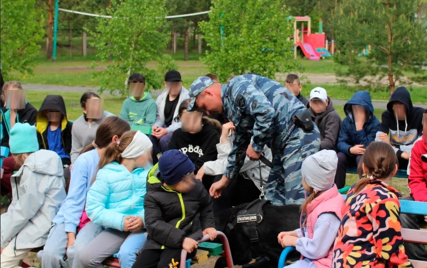 В Хакасии полицейские-кинологи провели мастер-класс для детей из реабилитационного центра🐕‍🦺  В пред