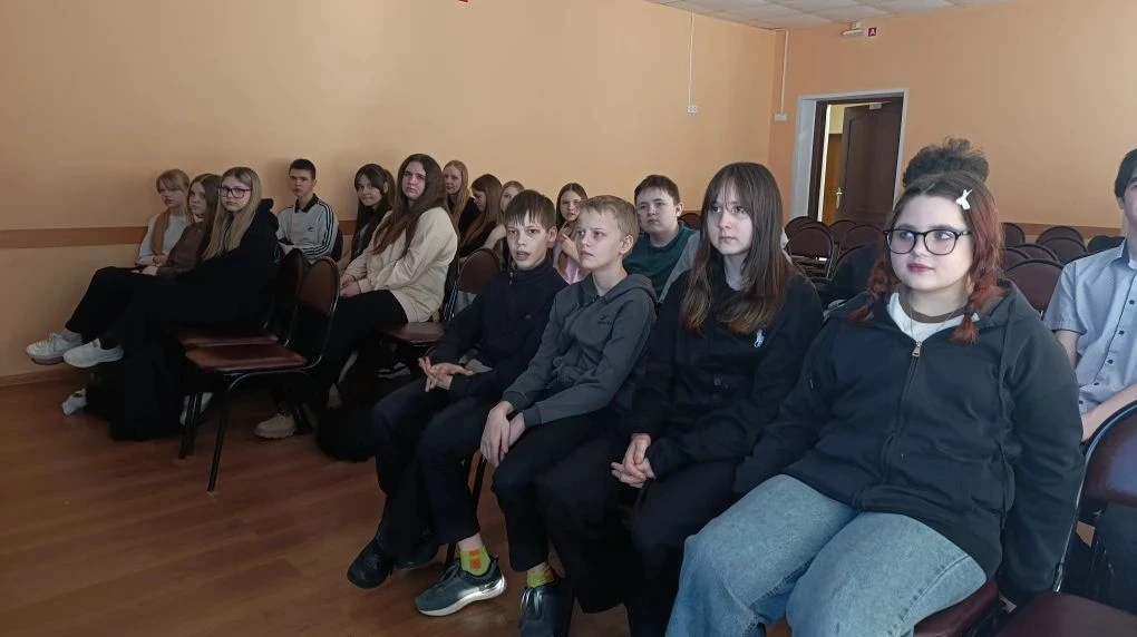 Полезное дело в преддверии праздника! 🎁✨  Активисты «Движения Первых» Дарья Аулова и Лида Григорьева