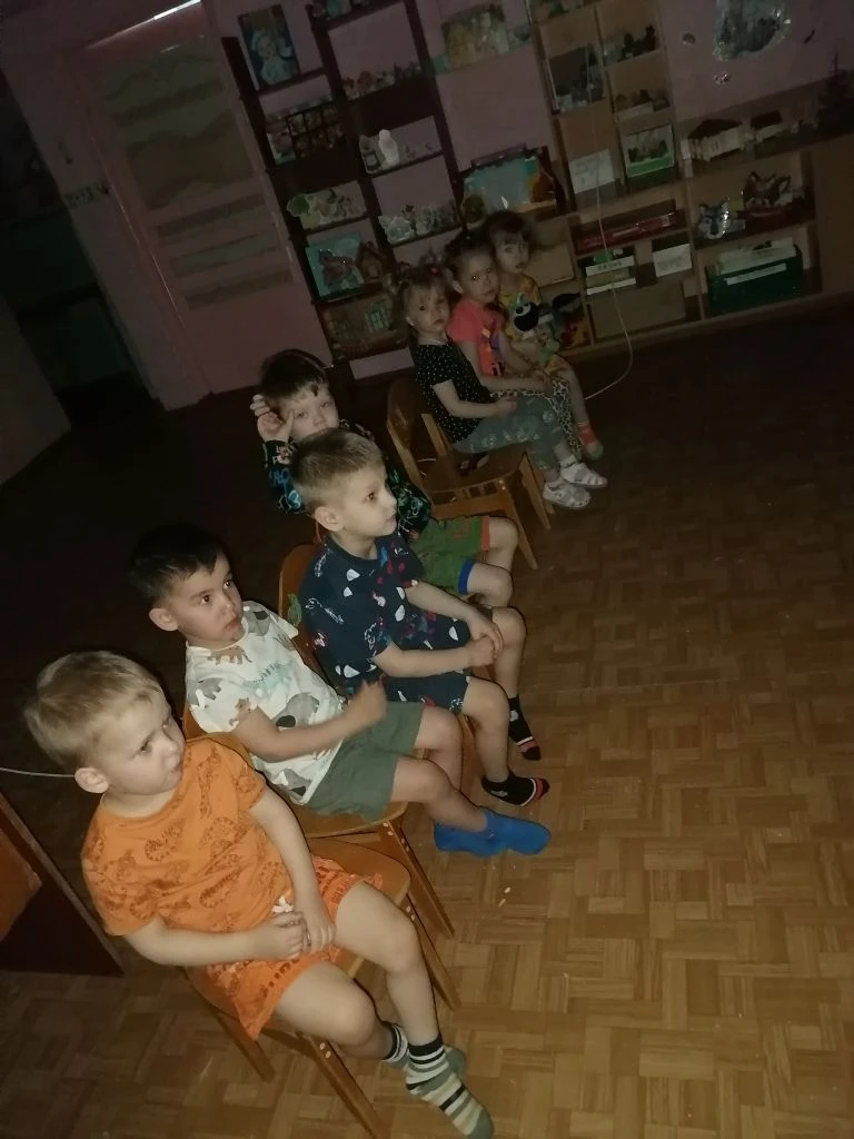 4 мая младшая группа посмотрела видеоспектакль «Летят по небу журавли» — история о памяти, благодарн