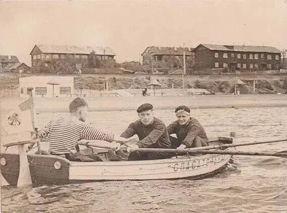 Пляж КамГЭС в 1960-е.

Небольшое белое здание слева до сих пор сохранилось. На заднем плане железнод