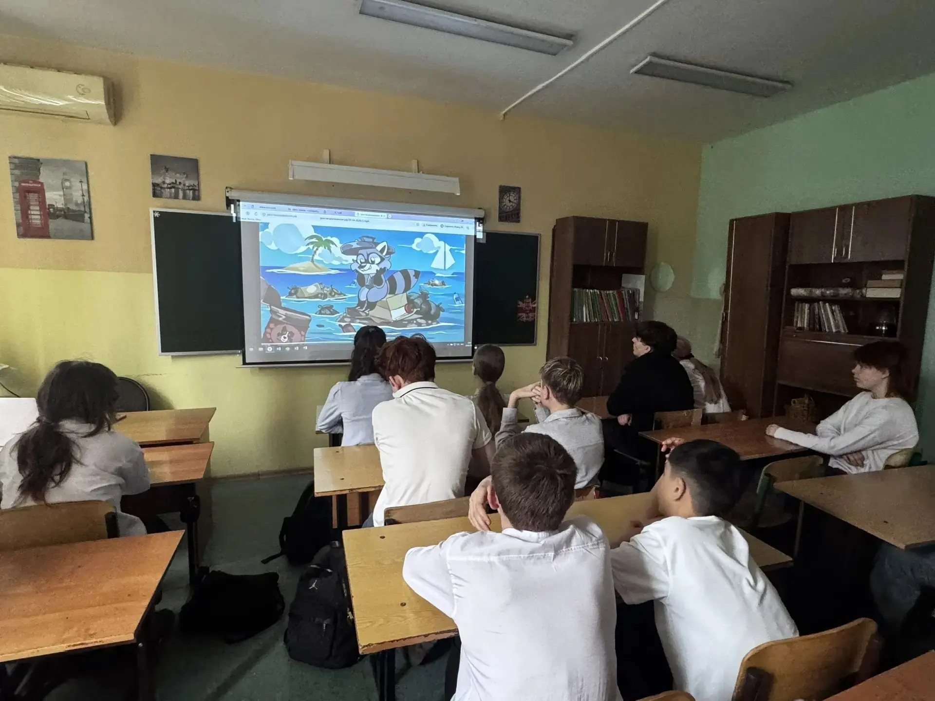 📢 РАЗГОВОРЫ О ВАЖНОМ 🇷🇺 Новая учебная неделя в нашей школе началась с торжественной линейки, подняти