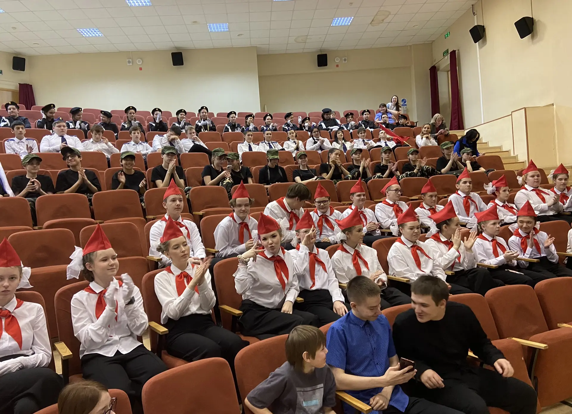 Пятилетие Зарницы у восьмиклассников. Интеллектуально и физически, парадно, стильно, сильно. Команди