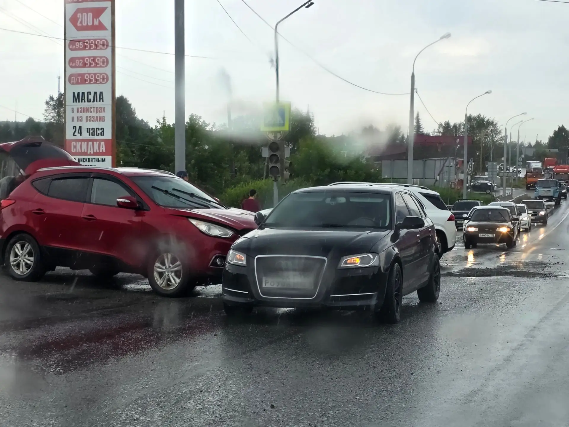 Внимательнее! В поселке Белоярский на улице Ленина, 175  у светофора (район реки Бутовка) ДТП. Движе