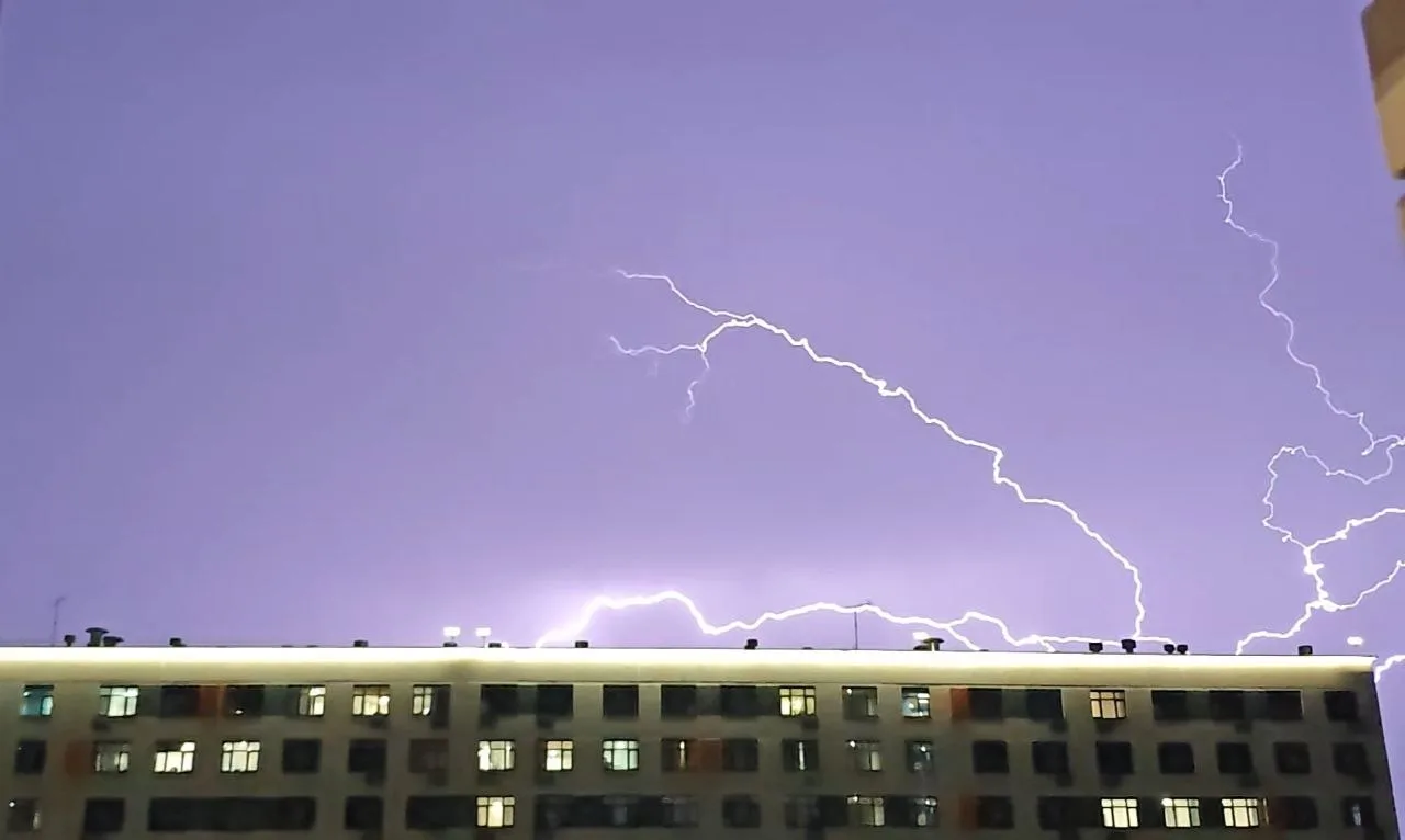 ☔️ В Тюмени разыгралась непогода. Кадрами делятся подписчики ⛈️