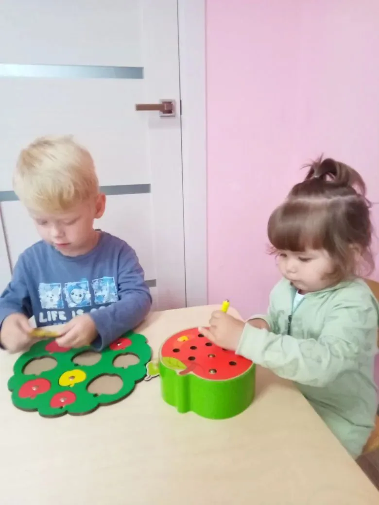У ребят младшей группы произошло настоящее чудо! К ним в гости пришёл ёжик, который при...