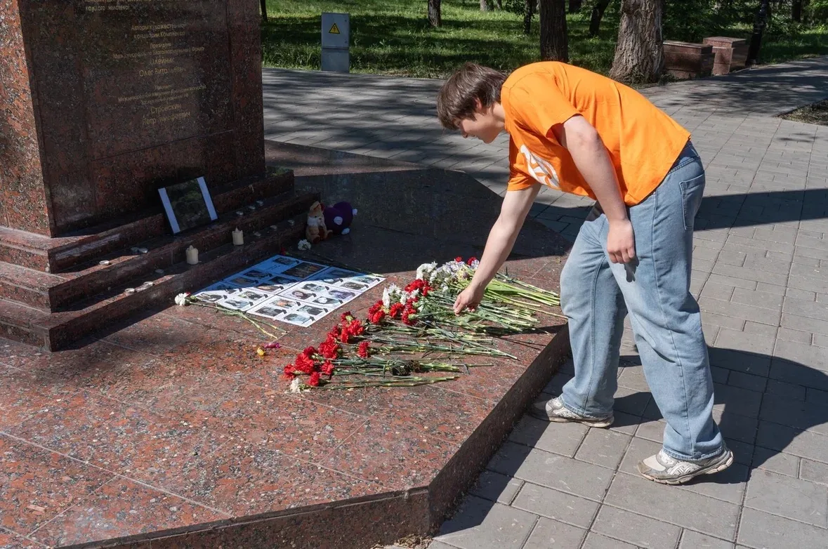 🕊️ В память о погибших: студенты ОКЭИ приняли участие в траурной акции 🕊️