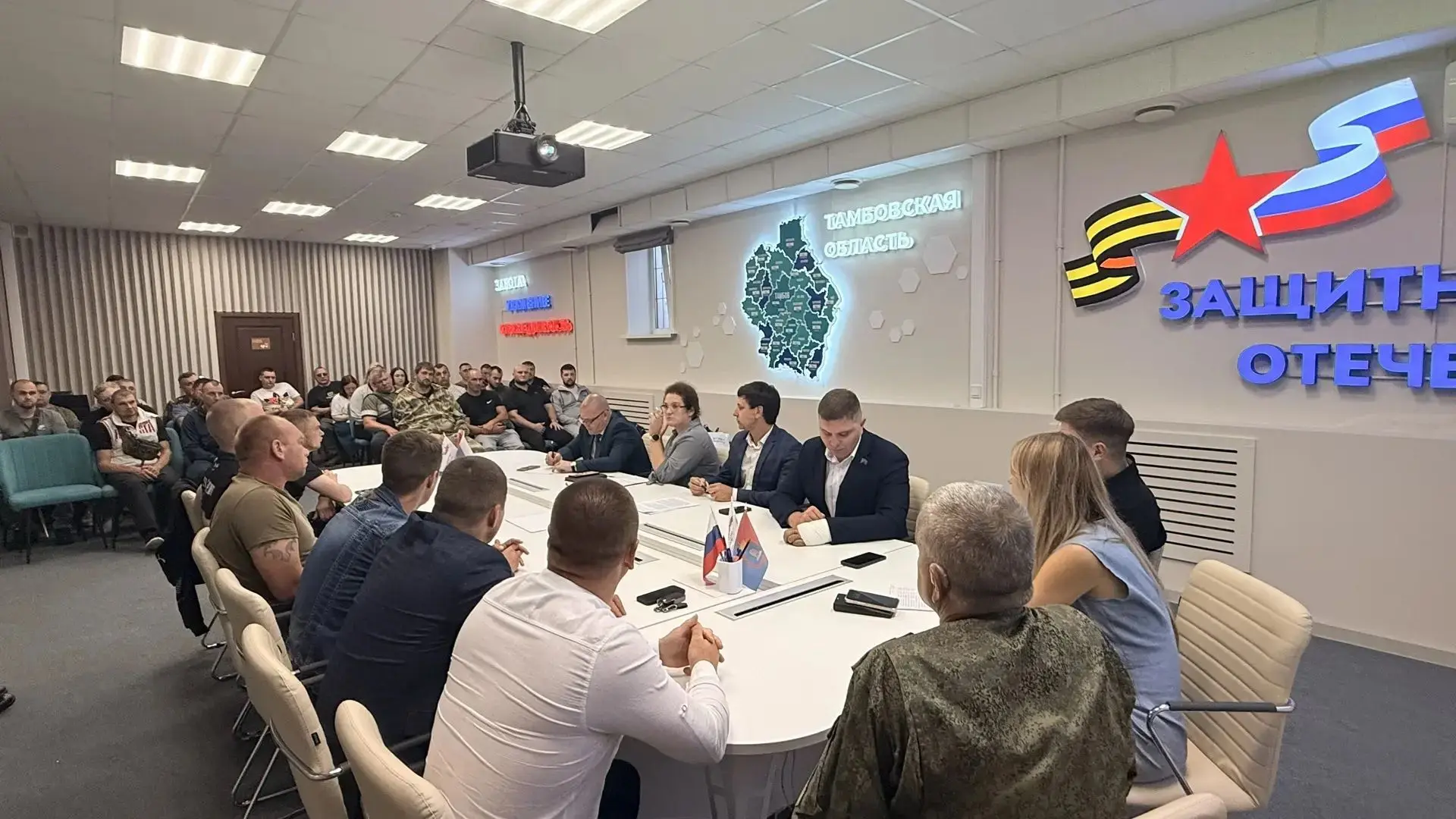 Секции по пауэрлифтингу, настольному теннису, волейболу сидя, стрельбе из лука, спортивному метанию 