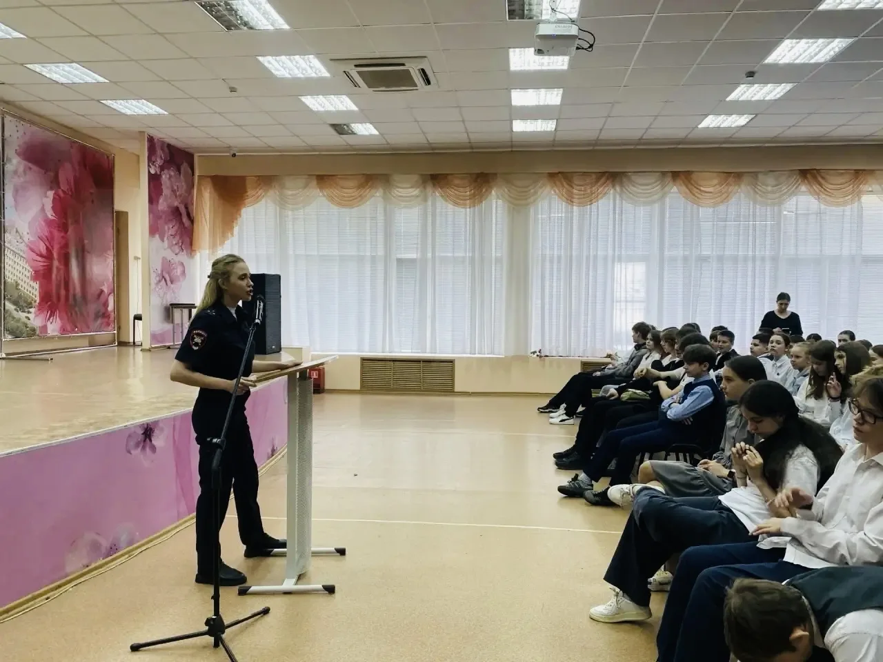 🚦 Внимание на дорогу: наша встреча с инспектором ГИБДД!  Сегодня в гимназии было по-настоящему интер