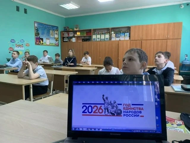Линейка поднятия флага начала учебную неделю в нашей гимназии!  Почётное право заслужили ученики 6 «
