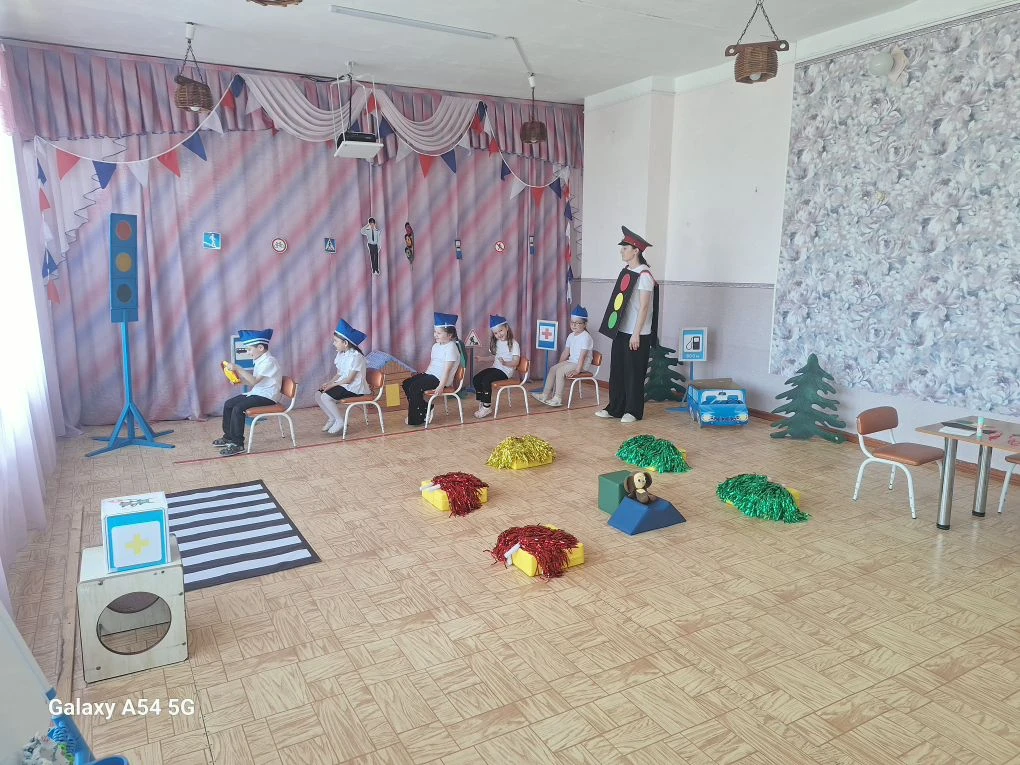 Открытое занятие по ОО "Социально-коммуникативное развитие" "Знатоки ПДД" ,группа "Непо...