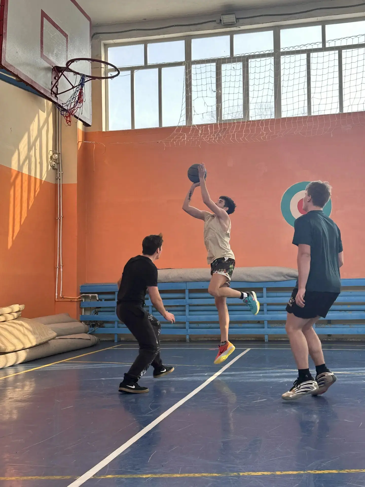 🏀В втором корпусе прошла товарищеская встреча по баскетболу среди учеников 10 класса и выпускников н